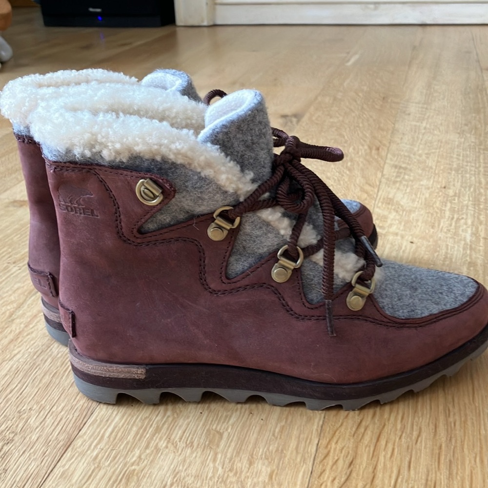 NWOT Sorel Sneakchic Shearling Alpine Boots - Sz 6.5.